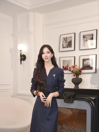 她的身影,是都市写就的一首散文诗 #高级感穿搭 #气质优雅大方 #女装 #优雅气质 #连衣裙