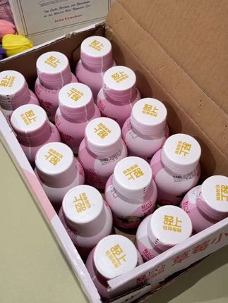 #大人小孩都爱喝 …不要再给孩子喝饮料了,给她喝这个含有dha的儿童生牛乳,不用冲泡,打开就能喝,配料也特别干净,添加了新鲜草莓汁,喝起来是奶香,浓郁的自然清甜味,赶紧去囤啊!