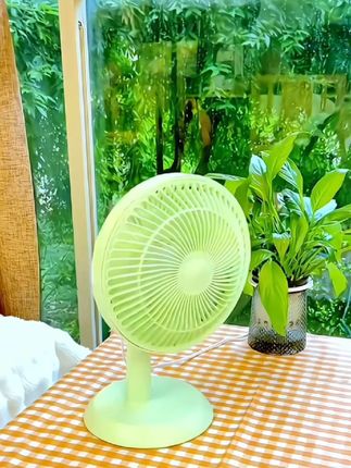 夏天到了,家里一定要备上这样一台静音小风扇,它不仅风力大,而且声音还特别小,晚上睡觉开着也完全不会吵醒,关键是价格也很便宜,买回去放在床头或者书桌上用都很合适。