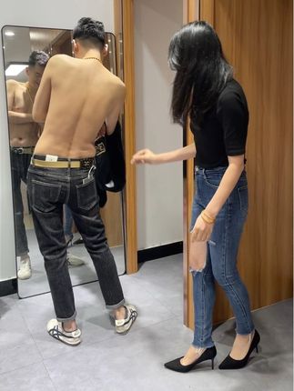 搞不懂那么瘦的人、腰上怎么 那么多肉的、哈哈、秋季怎么能不给自己来一条黑灰色小脚裤呢、百搭经典不过时#男士修身小脚裤 #小脚裤男 #男士必备款