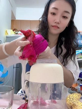 火龙果 十香蕉,通畅冠军,大鱼大肉吃多了来一杯,一整天都是通畅的,榨汁机打得很细,口感很好喝#水果榨汁机