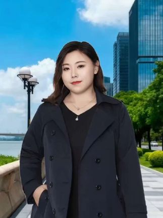 大码妈妈和胖MM的春秋风衣刚需款来啦!中长款H型版型超藏肉,顺直线条悄悄收住腰腹赘肉,视觉上还能显高5cm,再也不用怕穿风衣显臃肿。翻领设计拉长颈线显脸小,落肩袖刚好藏住拜拜肉,细节全是显瘦小心机。面料是精梳棉混纺的,挺括不塌还抗皱,日常穿不用频繁熨烫,打理起来超省心。经典卡其和焦糖双色,洋气又不挑肤色,搭牛仔裤利落、配连衣裙温柔,通勤逛街穿都合适。长袖挡风不闷热,春秋单穿刚好,降温时搭毛衣也不臃肿,妈妈穿显气质,年轻胖MM穿更时尚,一件就能解锁多种显瘦穿法~#大码女装春秋款#胖mm穿搭 #时尚妈妈显瘦风衣外套#时尚洋气显瘦穿搭推荐#高级感穿搭推荐@抖加🔥上热门🔥dou+🔥热点宝 @创作灵感小助手