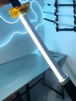 “我承认日轮刀很帅,但我拿出发光版的你如何应对呢?” #鬼灭之刃 #cos道具 #光剑 #日轮刀 #时透无一郎