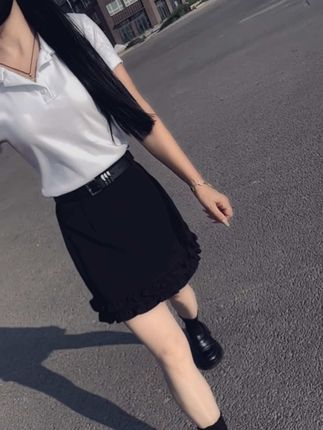 人生总有太多的来不及,一眨眼就是一天,一回头就是一年,一转身就是一辈子,未知的一切,时刻提醒我们,世事无常,活在当下,人生并没有那么多的来日方长⋯#夏季穿搭#穿搭