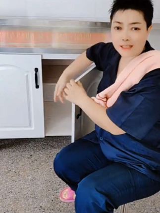 像这样的经济型橱柜安装在我们厨房里面,一瞬间就有焕然一新的感觉,台面是不锈钢材质的,橱柜是实木的,又漂亮,又大气,又上档次,需要的来看看