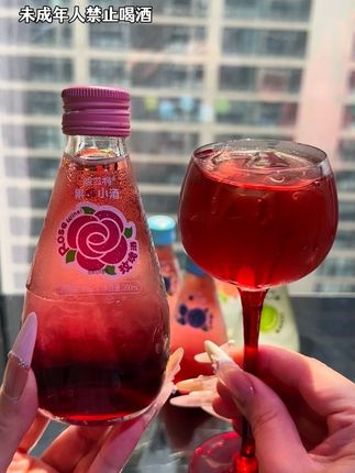 没想到中秋节买的果小酒,居然送我两个这么漂亮的高脚杯,还送我一个精美的手提包包真的太值了,一次畅饮8瓶6个不同口味的女生微醺小甜酒,开瓶就散发着浓郁的玫瑰花香,还带着淡淡酒香,就像甜蜜的玫瑰在嘴巴里盛开,口感清甜顺滑,鲜甜爆汁,真的巨好喝,这个中秋节快约上小姐妹一起干杯吧!#强烈推荐 #果酒 #女生喝的酒推荐 #果小酒 #微醺
