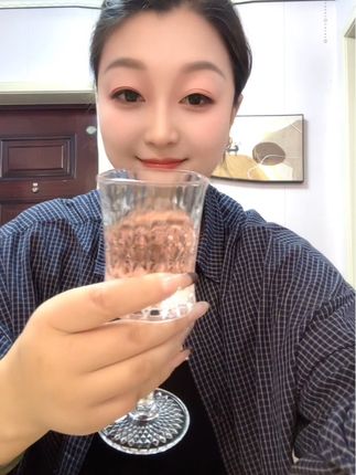 你在别人口中的好与坏,其实只和她们的利益有关系,你符合她们的利益,她们就会夸你,不符合她们的利益,她们就会诋毀你,所以不要活在别人的嘴里,好听 的话不要当真,难听的话不要走心,做自己就好,语言有限、沉默即安!
