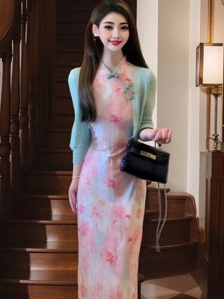 姐妹们~姐妹们!秋季氛围感战袍来啦!这款新中式国风粉色晕染改良旗袍连衣裙,一眼沦陷的温柔气质杀!仙气飘飘又不失东方典雅。改良旗袍版型巧妙结合现代剪裁,收腰显瘦的同时拉长身材比例,小个子也能穿出大长腿。立领盘扣点缀精致细节,既保留传统韵味,又增添时尚感,走动间裙摆摇曳生姿,尽显柔美风情!垂坠感十足,穿一整天也不会觉得束缚。约会、聚会、参加婚礼,穿上它瞬间成为全场焦点!#国风古韵 #优雅气质 #旗袍 #秋季清冷感白月光穿搭 #谁穿谁好看