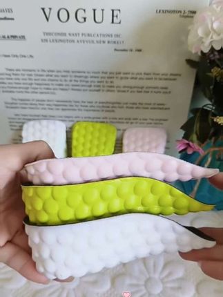 这个隐形增高垫真的太好穿了 能完美的贴合脚部曲线, 穿上后完全不会漏 ,而且它特别轻盈舒适, 上脚就像踩在云朵里一样, 完全感受不到它的存在。 有了它,我再也不用担心身高问题了,自信满满,赶紧入手吧!
