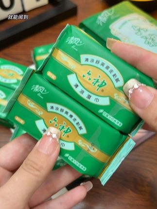 天呐,清风和六神居然联名搞出了夏天专属的湿巾了,真的巨炸裂!一打开就是经典的六神味道,湿巾花露水二合一,简直太方便了!#清风#小包湿纸巾#种草 #好物分享 #便宜又实用