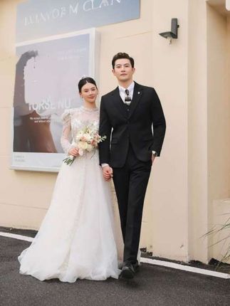 #高级西装礼服套装#英伦风休闲西服套装#订婚结婚礼服#还在穿普通西装吗?快来试试我们家的新款罗蒙英伦新郎西装套装吧!它不仅好看,还特别实用哦!我们的西装采用的是高级面料制作而成,不仅不容易起球,而且非常的耐磨,让你可以一直保持帅气。不仅如此,它的设计也很贴心,穿上后让你看起来更加的挺拔,真的太棒了!