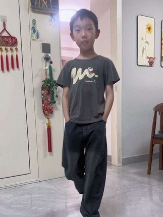 我可太会买了,二十来块给儿子买了条比运动裤还要舒服的软牛仔裤,又好看又百搭,哈哈~主要耐穿还好洗!!#童装 #牛仔裤 #高品质童装 #中大童搭配