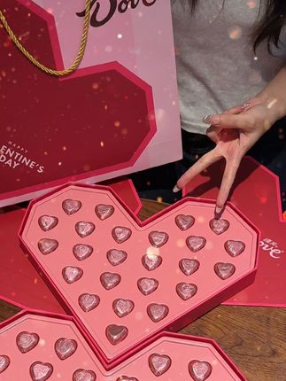 啊啊啊!哪个女生会拒绝这么浪漫的#礼物 呀!好羡慕呀!想拥有!!#给女朋友送礼物#惊喜#德芙巧克力#仪式感不能少