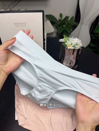 #怀孕 以后分泌物多,一定要勤换内裤。选对裤裤真的很重要,嫚熙家面料软糯亲肤,弹力大不勒肚肚,裆部还是加长加宽,真的是好看又实穿#孕期囤货