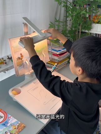 自从有了这款#坐姿矫正器 再也不担心趴桌写作业了,也不用妈妈喊了!随便一张桌子放上去就能用,不仅规范写字姿势,护眼台灯都不用买了#正姿器 #学习必备 #眼护士