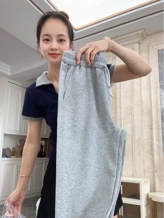 秋冬必入的一条百搭休闲运动裤,不显臃肿不显胖,面料柔软亲肤,不起球不勾丝,膝盖不易顶包,有两个裤长可选。#适合小个子的裤子推荐#显瘦裤子 #卫裤#小个子穿搭 #休闲裤