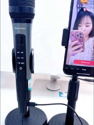 喜欢弹唱的朋友一定要看一下我手里拿的这一款声卡麦克风,它是一体的设计,小巧方便携带,而且它的收音效果非常清晰,没有杂音,还带有智能降噪功能,可以消除环境噪音。不管是室内还是室外,都能给你带来良好的收音效果,有了它,再也不用担心噪音问题了!