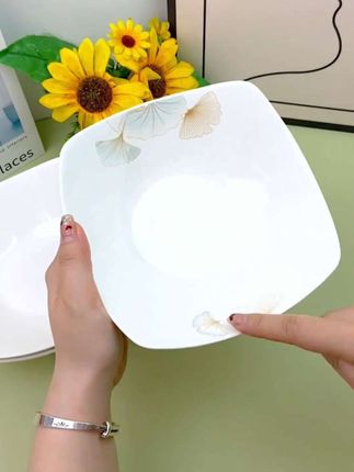 #上热门 这个陶瓷金银杏叶翘角盘,适合用来盛放各种佳肴美味。而且这一套是六只装的,正好对应一年中的六个季节,寓意着年年都有余,岁岁皆平安。#好物分享#银杏叶四角盘#生活好帮手#居家好物