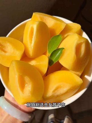 女生一定要多吃人参果,少去美容院,因为人参果真的特别适合女生或者怕糖的人,每一个果子都又大又新鲜,金色的果肉鲜嫩又饱满、汁水超足,一口下去清润香甜,口口爆汁,真是又爽口又解渴了。而且他都是产地现摘现发的,特别新鲜,还没有吃过的姐妹一定要尝尝。#人参果#石林人参果#清甜爽口 #清甜多汁#新鲜应季水果