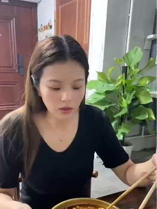 九包调料高配版,有腐竹豆芽,酸酸辣辣的超爽,195克超大分量#灵魂夜宵#太香啦 #酸辣粉#素食美食