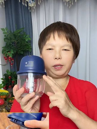 料理机要选玻璃内胆的,不串味,好清洗。他刀片是靠近底部的,这样的设计可以绞的更细腻。平时给宝宝打个辅食泥、蔬菜泥,别提有多方便了。