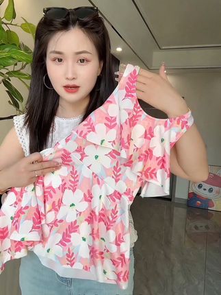 大夏天的少不了玩水,不管去海边去水上乐园,去玩漂流出,这个分体式的小泳衣太实穿了,分体式的上厕所也超方便。#儿童分体游泳衣#儿童游泳 #夏季玩水