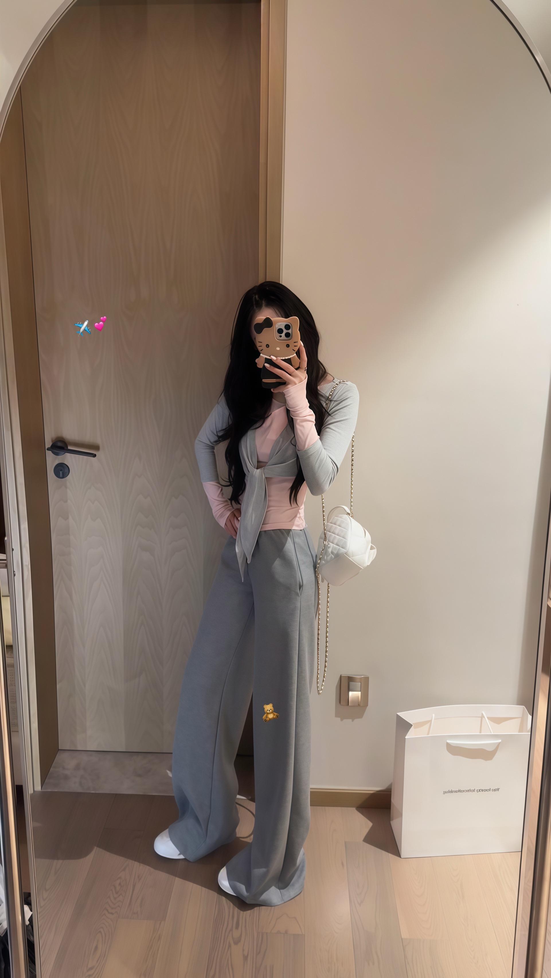 上身自带慵懒氛围感的灰粉小套装🍧🤍。#拿捏秋冬叠穿公式 #早秋显身材平价上衣合集 #初秋一周不重样穿搭 #秋季不露腿穿搭 #森系少女感穿搭