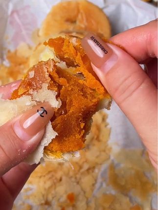 #dou上热门 黄庄老式月饼油纸一拆,酥皮碎成渣,蛋黄馅绵密到拉丝!微甜不腻当早餐,中秋送长超合适#月饼 #黄庄月饼 #酥皮月饼 #中秋节送什么礼物 @DOU+上热门
