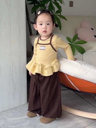 妈妈看孩子总是带着几分滤镜的 我想应该是那句 “人和人之间的滤镜不过是一双偏爱的眼睛” 妈妈更是如此 因为是你 所以什么都好#流光机能风穿搭太有生命力了 #你的萌娃穿搭博主已上线 #高品质童装 #生女儿就要这样穿 #每日童装穿搭分享