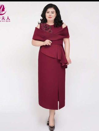 新款高端礼服裙。#气质女神范儿 ,#优雅气质 #引领时尚潮流 ,高贵典雅#气质女王范 ,#减龄气质 ,美出高级感,穿出迷人好身材,多色可选。