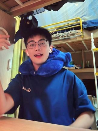 懂事的男大直播完已经开始跳手势舞了 洗完澡香香的 #男大学生 #手势舞 #宿舍 #185大帅哥 #ootd