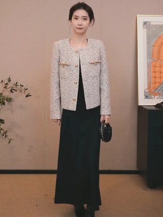 #小香风外套 天呐!谁能不爱?这件经典圆领粗花呢小香外套美出圈了!粗花呢质感复古又高级,圆领设计百搭不挑人,细节精致到发光~ 时尚优雅气质直接焊在身上,搭裙子是名媛小姐姐,配裤子是精致通勤风拉满!#秋冬穿搭 #小香风 #高级感穿搭 #气质穿搭