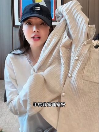 谁的衣柜里还少一件百搭又实穿的羊毛开衫?这件真的挖到宝了!#秋冬穿搭#ootd穿搭 #氛围感 #慵懒风穿搭 #周明星
