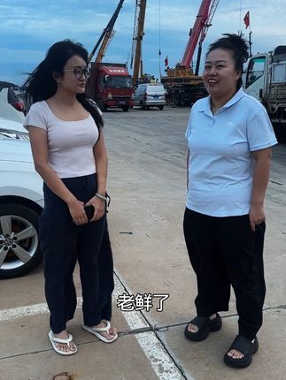 晨晨店里面装修,放了几天假。我带她出来了