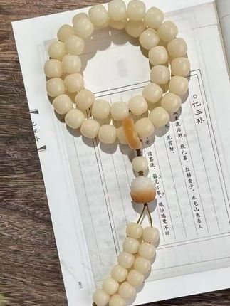 这种系列的手串真的很不错,戴上显得好看又百搭,而且整体感觉很不错,有想要的可以入手啦#手串搭配 #菩提手串 #配饰 #盘它就完了 #日常分享