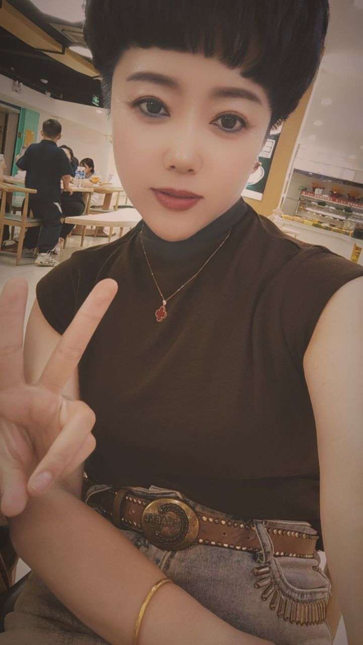 男人除了想睡你,别的什么都帮不了你。左一句想你了,右一句想你了,他想的是女人,而不是你。任何一个男人在聊女人的初期,只有一个动机,就是把她哄上床,这时没有好男人与坏男人的区别。是人性的本能。区别在于下了床之后,坏男人会奔赴下一张床,而好男人愿意和你开始床以外的生活。关心照顾表达爱的方式干千万,最直接的。就是一直的陪伴, 真诚而用心,愿世上所有深情的人都能遇到深情的另一半。#抖音推广 #生活感悟 #女人好好爱自己