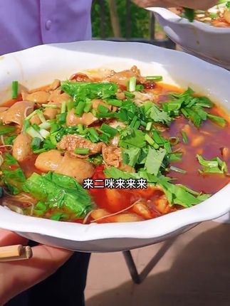 自贡五宝手机面条,这个面条用肥肠冒,杂酱冒,都巴适。#自贡五宝手工面条 @DOU+小助手