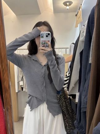 2025年新款秋季长袖设计感小众T恤女上衣白色木耳边v领打底衫女#设计感上衣 #小众上衣 #木耳边打底衫 #v领打底衫 #T恤上衣