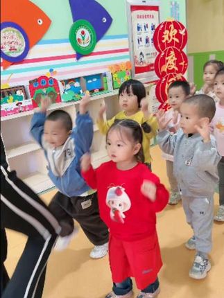 #经典红歌几代人的回忆 #幼儿园的快乐时光 #师生课间互动#小班#萌娃@抖音小助手