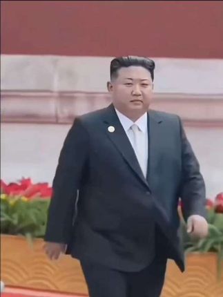 九三大阅兵后,朝鲜领导人金正恩从天安门城楼迈着矫健有力的步伐#气场全开 #霸气十足#最强八零后