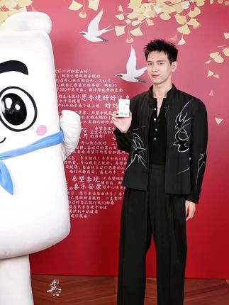 笑亖!李现和小奶人掰头摇摆哈哈~ 小奶人:我今天算是碰到对手了🤣#李现 #梁乡#上官诚明#李现长风起