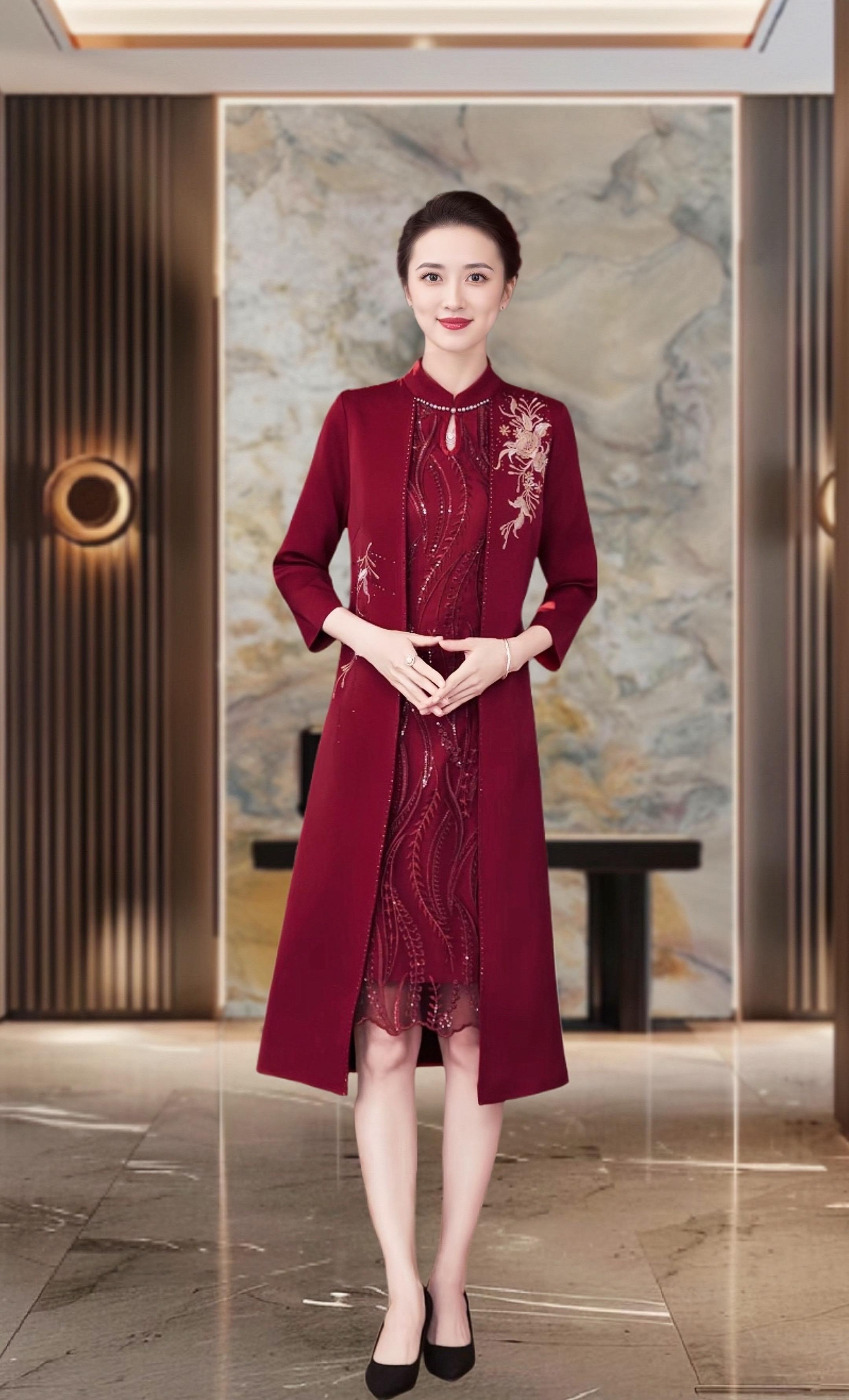 爆款预定!2025喜婆婆战袍来了。姐妹们!发现一款让长辈瞬间C位出圈的宝藏礼服——J229高贵旗袍裙!酒红刺绣+金线勾边,走路带风自带BGM,婚宴现场妥妥成为全场焦点。我妈试穿后疯狂自拍,直夸比年轻时嫁衣还美!#秋冬新款 #喜婆婆穿搭 #婚礼妈妈装 #高贵旗袍 #高端喜庆
