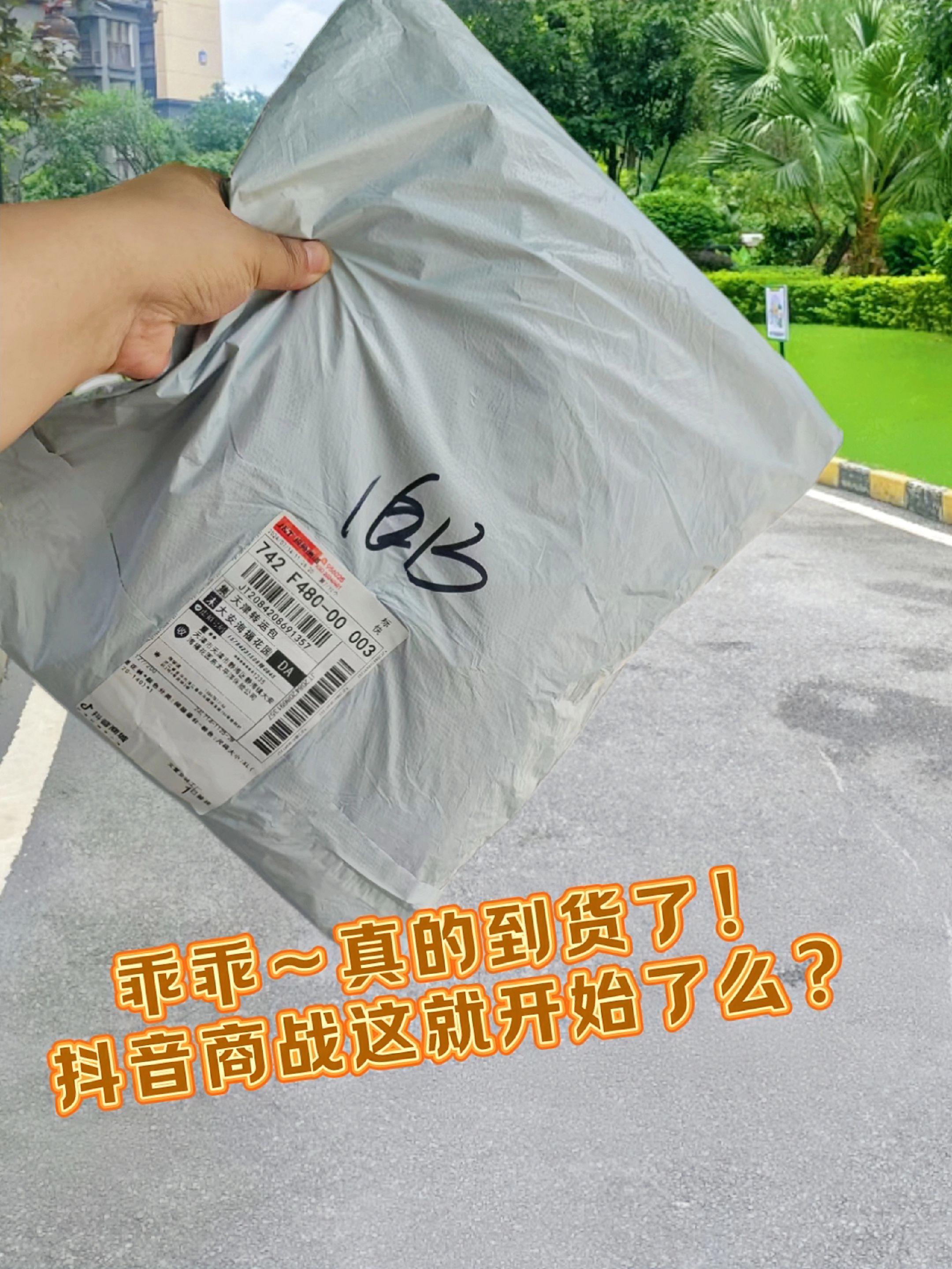 随手买的,真的能热一整天,持久性好,温度刚好够用,热但是不烫,最最最重要的是它不掉,粘性很好,也不重很轻没有垂坠,以前买的都粘不牢,都不敢穿宽松的裤子,怕掉出来,这个粘的真的巨巨巨牢固~~疯狂安利嘎嘎好用~~~#暖宝宝 #冬天必备 #好物推荐🔥 #加热神器 #生理期
