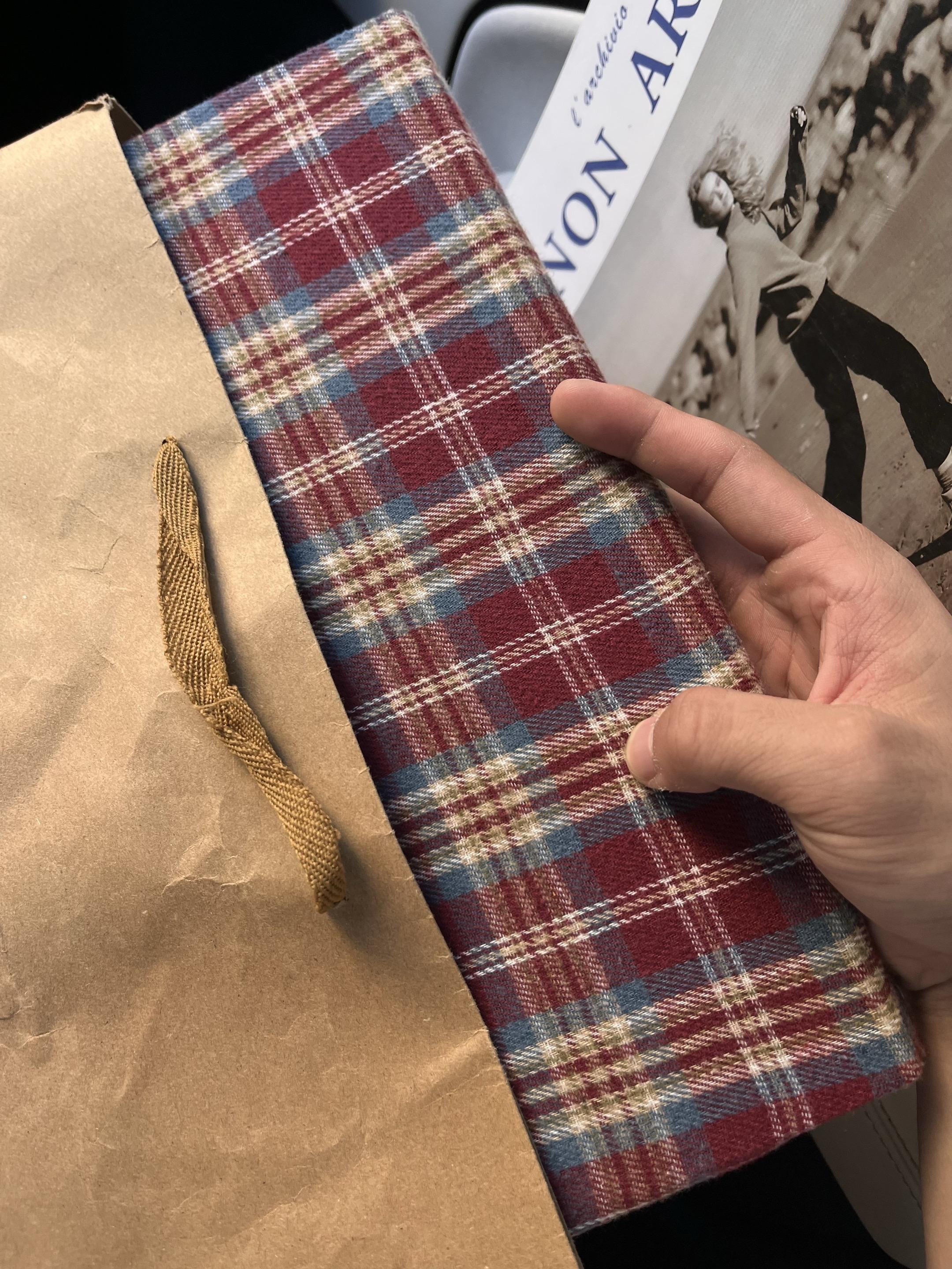 格子裤跟秋天真的超般配的。红蓝格子裤设计百搭有氛围 版型宽松松弛 上身修饰腿型显腿长腿细 我真的超爱#格子控 #ootd穿搭 #今天穿什么 #裤子推荐 #一眼爱上的神裤