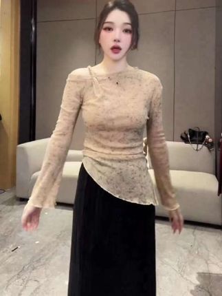 #dou+上热门 #微喇袖#纯欲风#不规则上衣