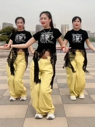 秋天搭上这条牛仔裤太好看了 #这样穿太好看了 #显高显瘦显腿长 #谁穿谁好看不分年龄段