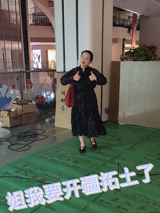 万般微颜护肤品~武汉销品茂专柜动工记:我的小天地,大故事,就从这里开始吧!左邻右舍旺我旺我旺我!!!两天后试营业,期待您的到来!!!#女性创业 @万般微颜创始人张海伦 @袁祯护肤百瑞景店万科专柜