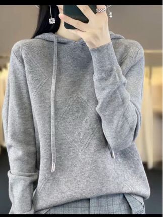 姐妹们,你们赶紧去抢这件针织衫,它真的太好看了!它是今年的新款,特别适合现在的天气穿,而且它的面料很好,穿上身很舒服,一点都不会扎皮肤。同时它是百搭的纯色设计,不管你是搭配牛仔裤还是短裙都很好看,这么好的衣服千万别错过了,喜欢就赶快下单吧!#面料柔软舒适 #显瘦穿搭 #时尚 #小个子穿搭 #谁穿谁好看