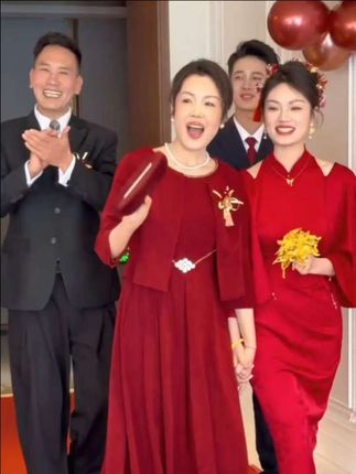 #喜妈妈喜婆婆婚宴披肩礼服#斗篷#披肩#婚礼现场#气场全开女王范 @抖加🔥上热门🔥dou+🔥热点宝