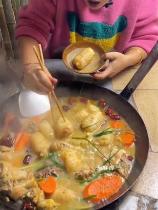 #广东炖汤做法 #天麻鸽子汤 #新鲜天麻煲汤 #天麻鸽子汤 #广东炖汤做法 朋友们你们是不是都只见过干天麻~没有见过新鲜天麻?新鲜天麻用来炖鸡炖鸭炖排骨~汤鲜味美~营养丰富,有时间多煲点汤给家人喝喝~